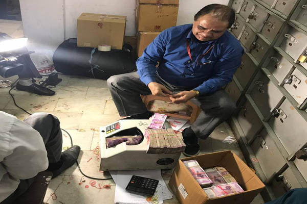दिल्ली : साबुन और मेवे की दुकान निकली सीक्रेट लॉकर्स का अड्डा, 25 करोड़ कैश बरामद