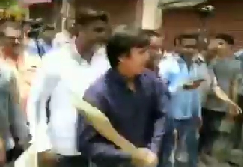 भाजपा विधायक ने निगम कर्मचारियों को बल्ले से पीटा