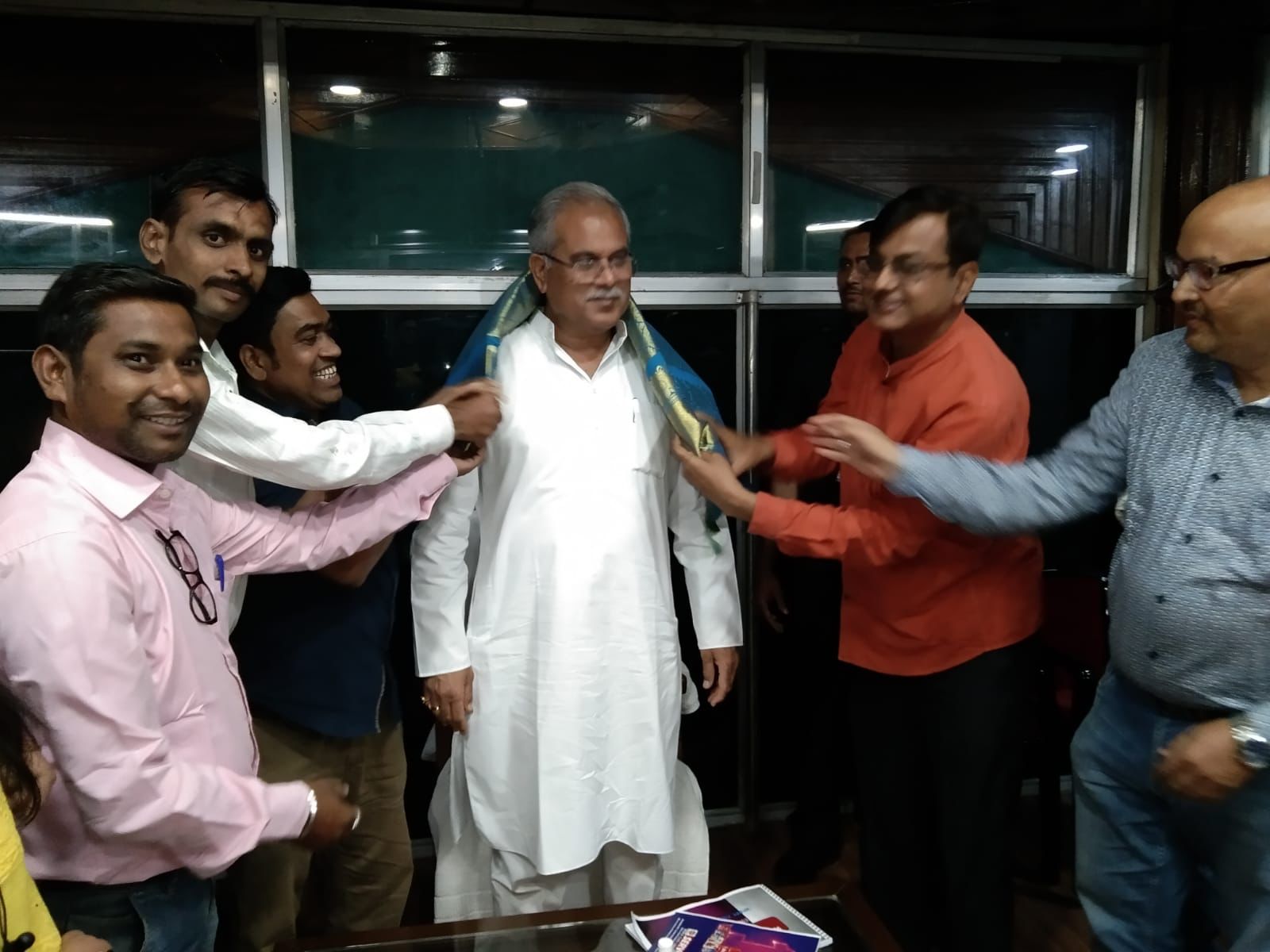 भारती श्रमजीवी पत्रकार संघ ने मुख्यमंत्री भूपेश बघेल से की मुलाकात... पुन्नाडी शॉल से किया सम्मानित 